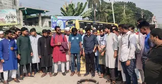 সাতক্ষীরায় জুলাই স্মৃতিস্তম্ভে আগুন; বৈষম্যবিরোধী ছাত্র আন্দোলনের বিক্ষোভ